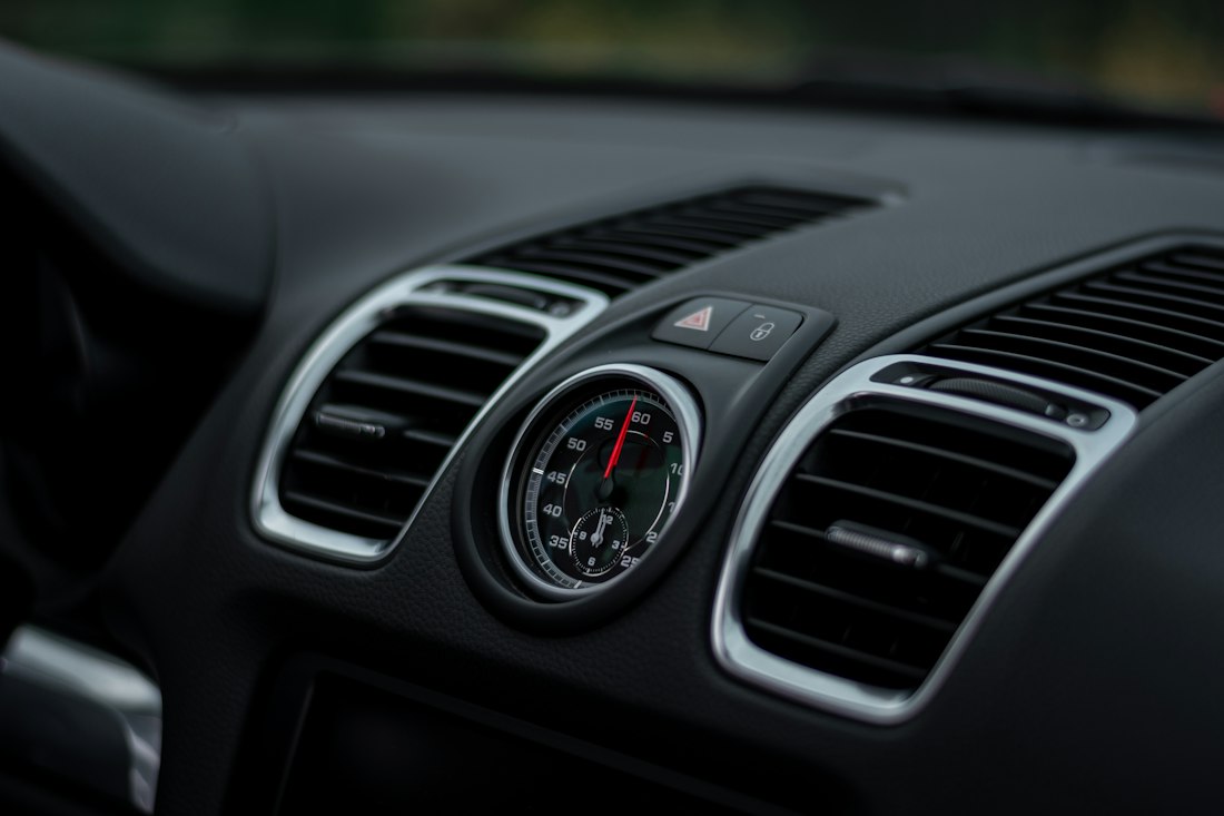 Saídas de ar e relógio no painel de um carro